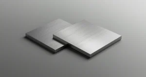 دو ورق استیل ضدزنگ با سطح براق و برس‌خورده روی پس‌زمینه خاکستری صنعتی - مقایسه کیفیت ظاهری استیل 304 و 430